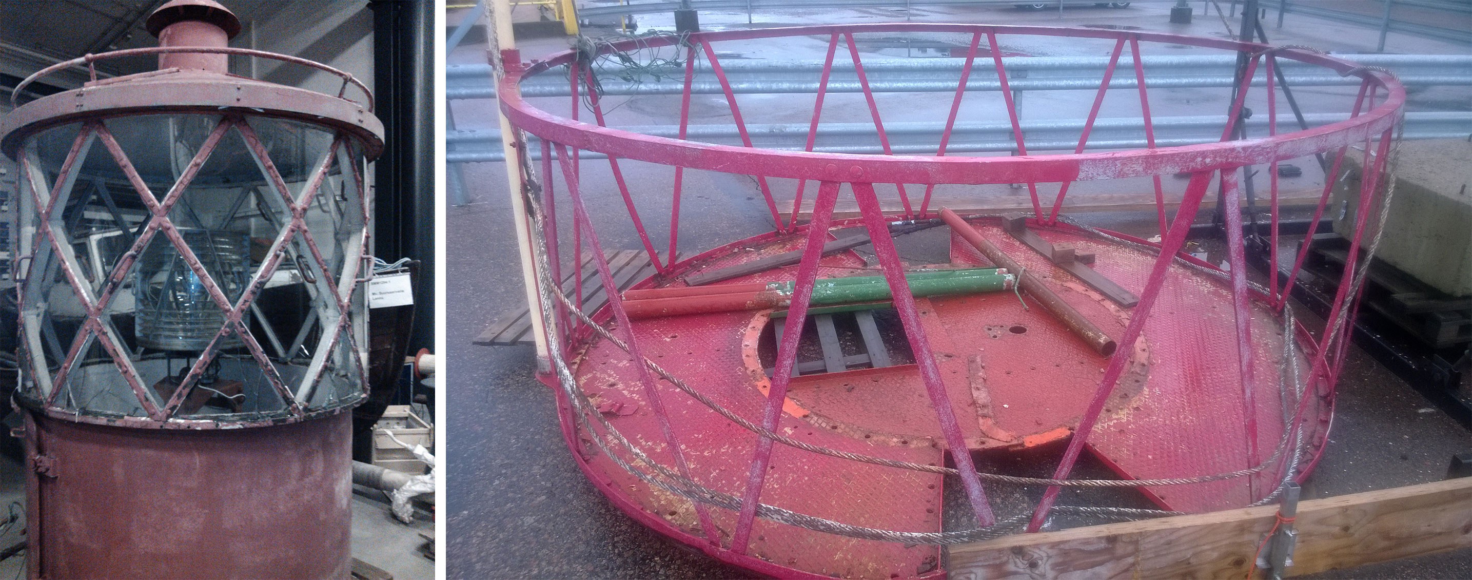 Vasemmalla majakan lieriömäinen lyhtykoju, verkkomainen kehikko, jossa kaarevat ikkunalasit, sen sisällä majakan linssistö. Haalistunut punainen maali. Oikealla pyöreä kävelysilta, jossa verkkomainen kaide. Haalistunut punainen maalipinta.