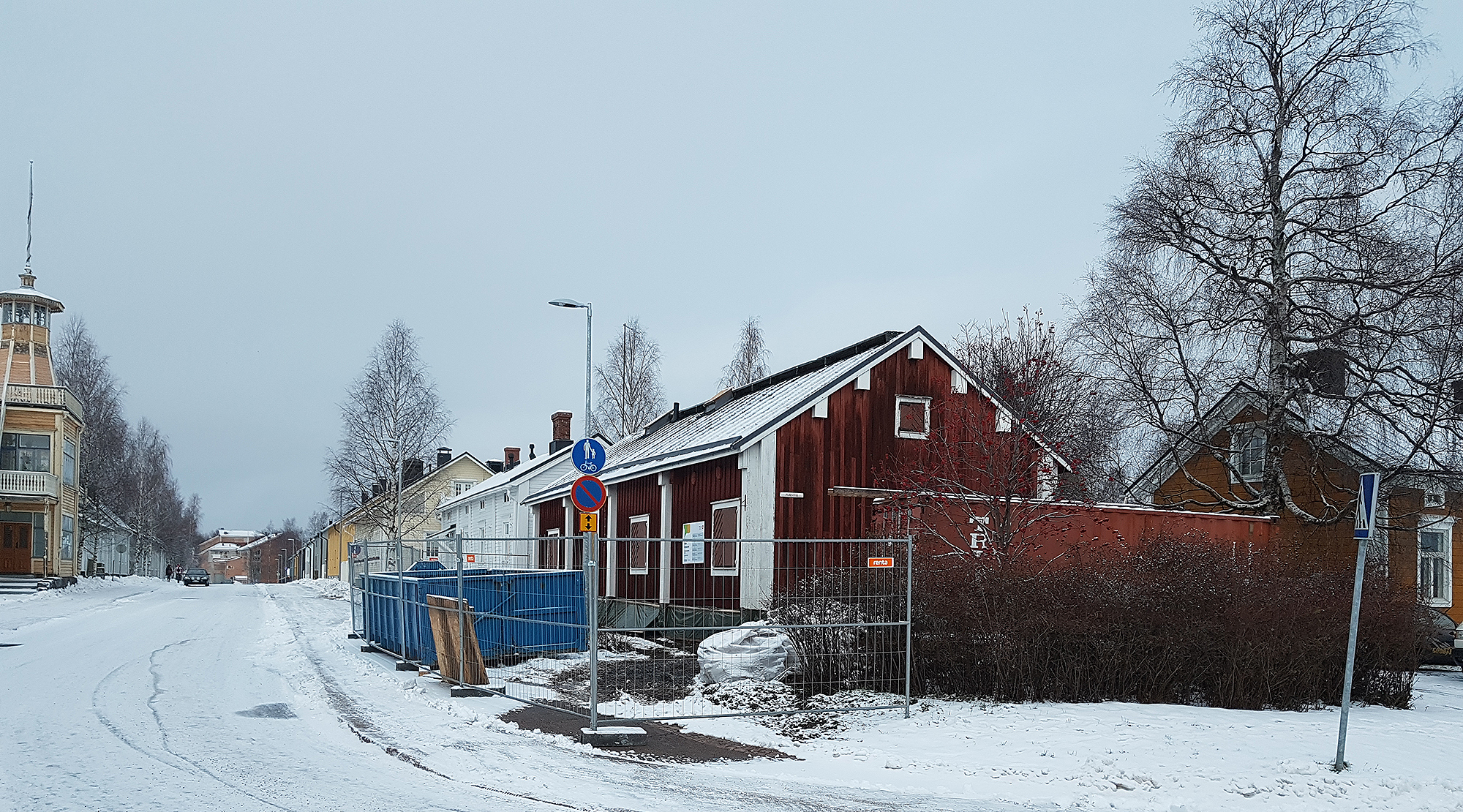 Matilan talon tienpuoleinen piha on ympäröity työmaa-aidoilla. Tontin etualalla on työvälineitä varten tarkoitettu työmaakontti. Talon vasemmalla sivulla on vierekkäin purkulava ja pressulla peitetty lautapino.