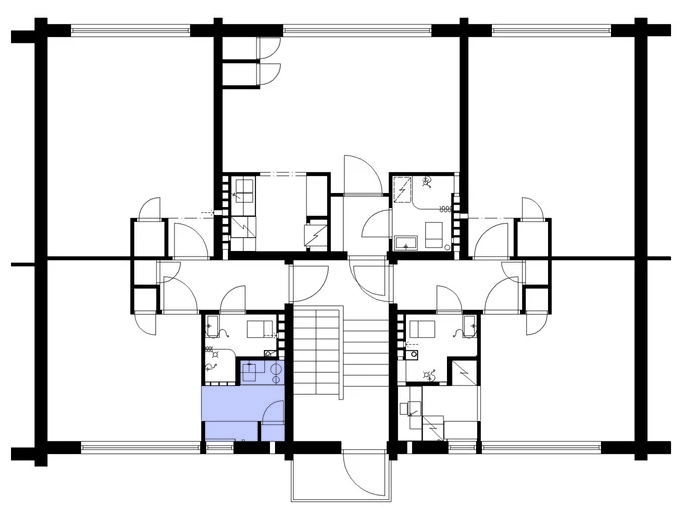 Pohjapiirustus asuntolamellin yhdestä kerrostasosta. Artikkelin aiheena oleva keittokomero on merkitty sinisellä värillä.