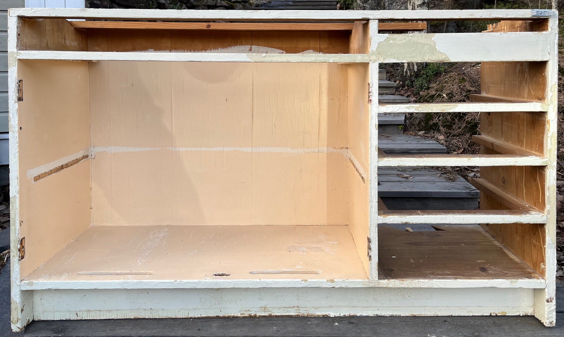 Kuva vanhasta maalatusta kaapinrungosta irrotettuna, edestä nähtynä, ilman ovia ja vetolaatikoita.