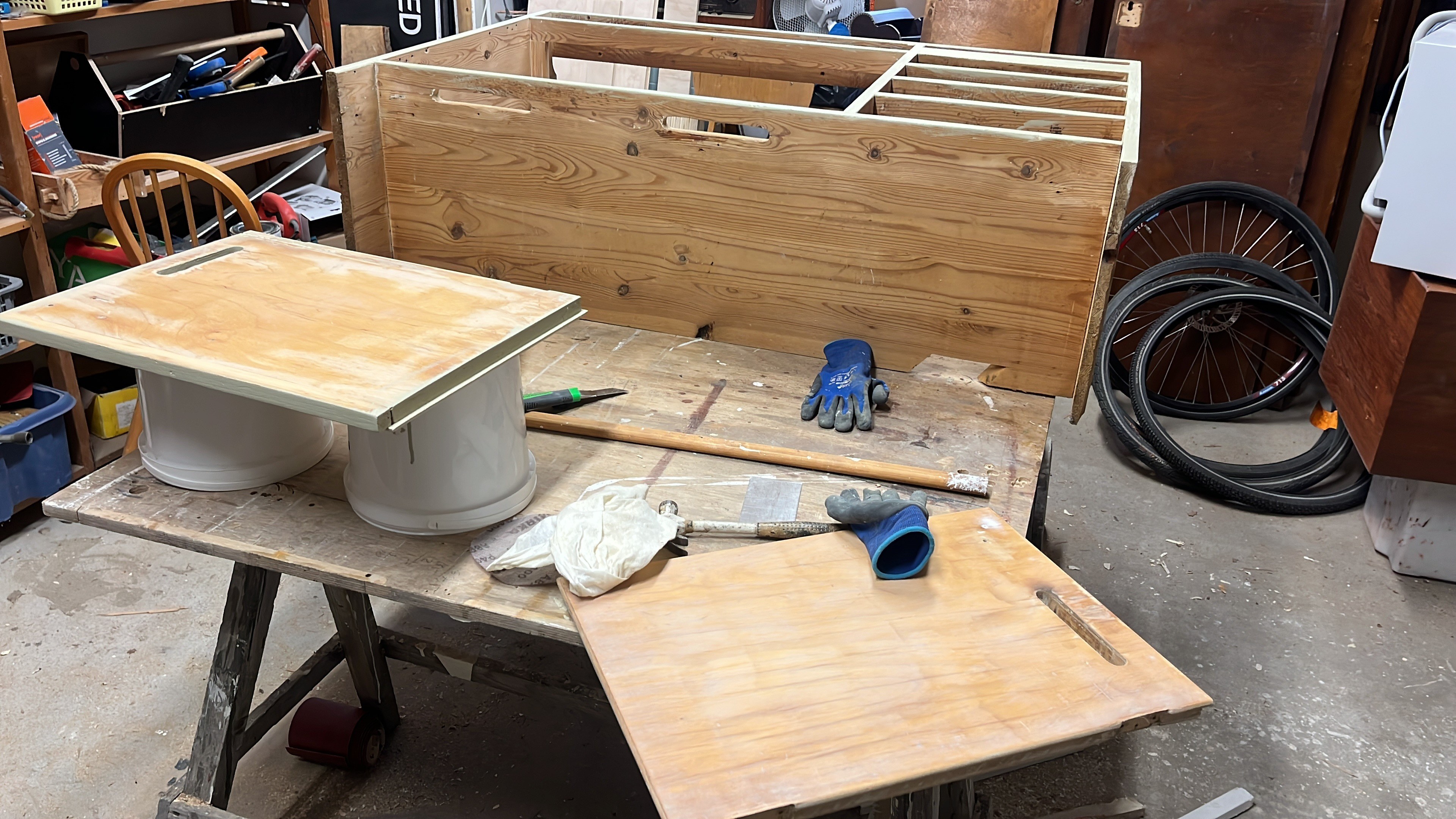 Kaapin osia verstaan pöydällä vanhan maalin poistamisen jälkeen.