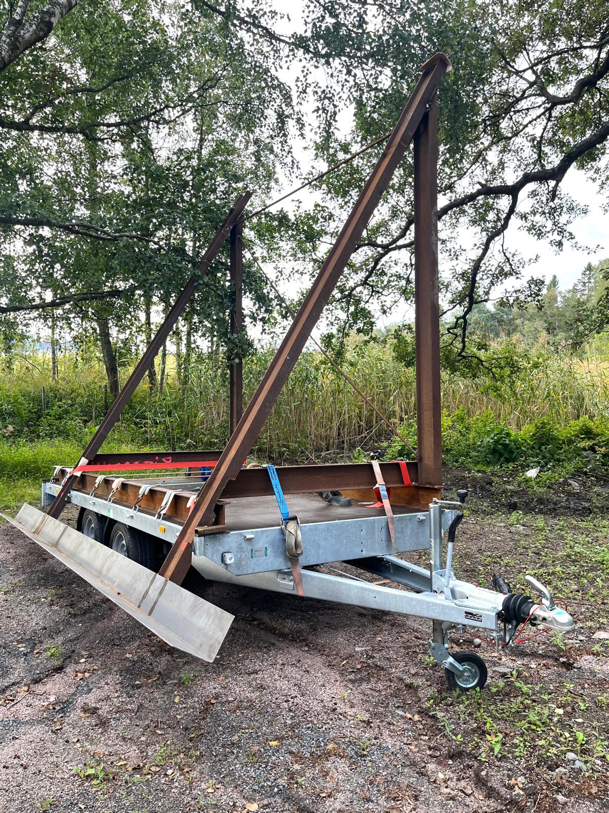 Auton peräkärry, johon on asennettu korkea tukirakenne.